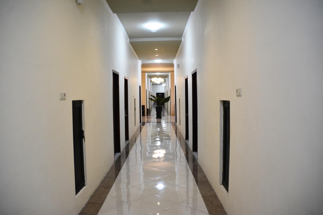 Ilhami Hotel Blitar Kültér fotó