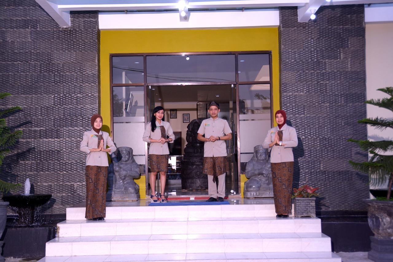 Ilhami Hotel Blitar Kültér fotó