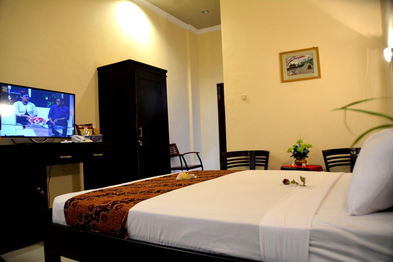 Ilhami Hotel Blitar Kültér fotó